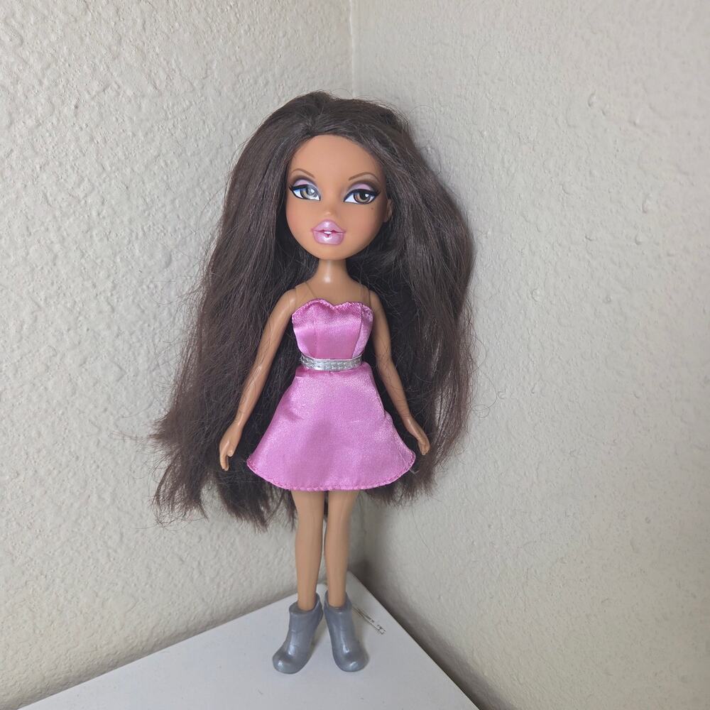Bratz 2011 Walmart Exclusive Black Friday Yasmin Doll with Original Outfit